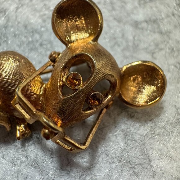 Vintage Avon Spectacular Mouse Brooch With Rhinestone Eyes  movable Glasses 1973 - Picture 2 of 5